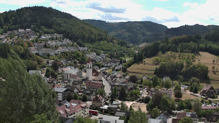 Dieses Bild zeigt eine Webcam-Aufnahme von Ottenhöfen, aufgenommen am Mittwoch, den 19.08.2026 um 13:00 Uhr