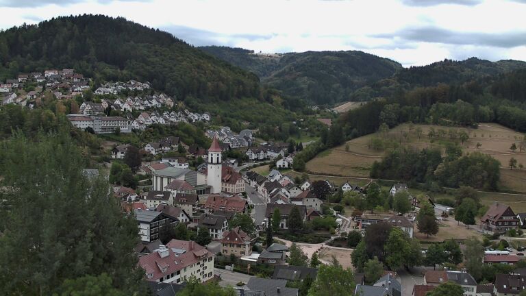 Dieses Bild zeigt eine Webcam-Aufnahme von Ottenhöfen, aufgenommen am Dienstag, den 18.08.2026 um 12:50 Uhr