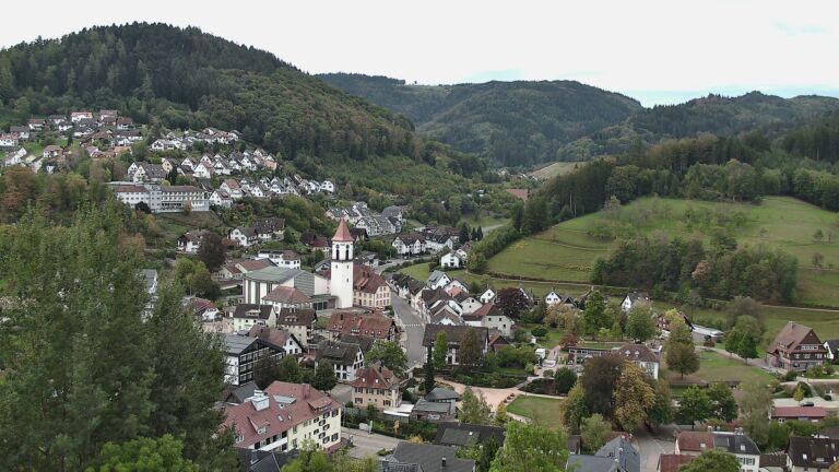Dieses Bild zeigt eine Webcam-Aufnahme von Ottenhöfen, aufgenommen am Sonntag, den 04.10.2026 um 09:00 Uhr
