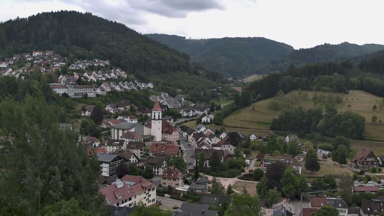 Dieses Bild zeigt eine Webcam-Aufnahme von Ottenhöfen, aufgenommen am Samstag, den 01.08.2026 um 13:00 Uhr