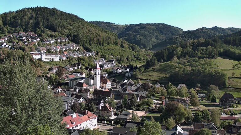 Dieses Bild zeigt eine Webcam-Aufnahme von Ottenhöfen, aufgenommen am Dienstag, den 15.09.2026 um 17:00 Uhr