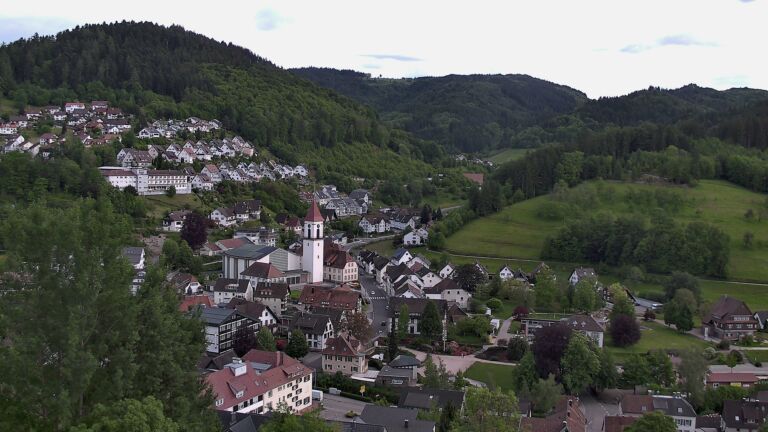 Dieses Bild zeigt eine Webcam-Aufnahme von Ottenhöfen, aufgenommen am Sonntag, den 17.05.2026 um 18:00 Uhr