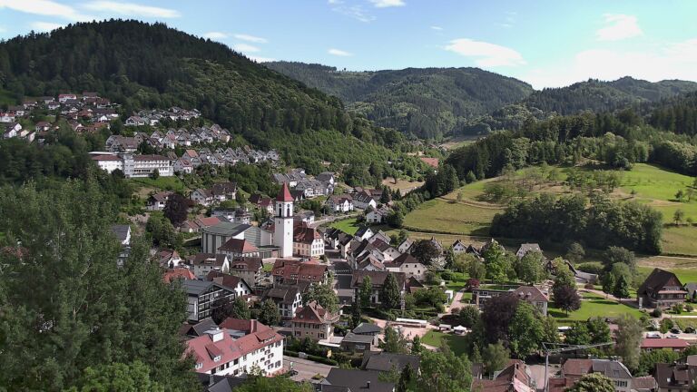Dieses Bild zeigt eine Webcam-Aufnahme von Ottenhöfen, aufgenommen am Mittwoch, den 17.06.2026 um 17:00 Uhr