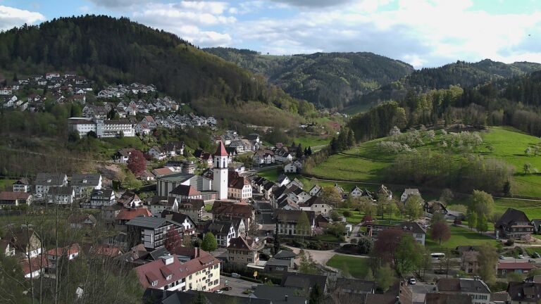 Dieses Bild zeigt eine Webcam-Aufnahme von Ottenhöfen, aufgenommen am Freitag, den 17.04.2026 um 17:30 Uhr