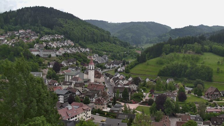 Dieses Bild zeigt eine Webcam-Aufnahme von Ottenhöfen, aufgenommen am Sonntag, den 10.05.2026 um 14:00 Uhr