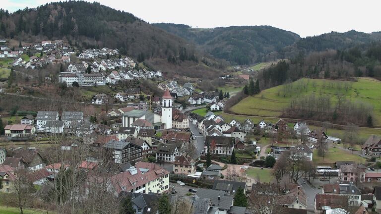 Dieses Bild zeigt eine Webcam-Aufnahme von Ottenhöfen, aufgenommen am Freitag, den 19.12.2025 um 15:10 Uhr