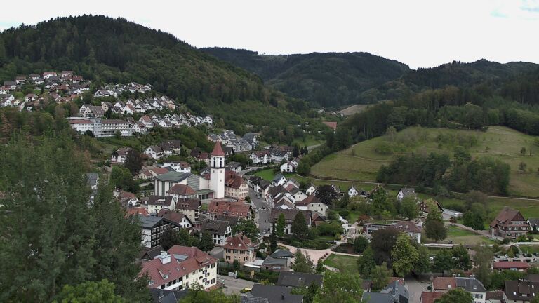 Dieses Bild zeigt eine Webcam-Aufnahme von Ottenhöfen, aufgenommen am Sonntag, den 13.09.2026 um 16:00 Uhr