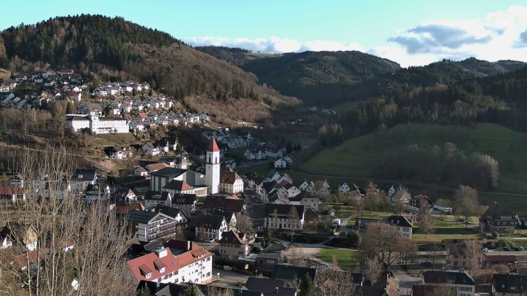 Dieses Bild zeigt eine Webcam-Aufnahme von Ottenhöfen, aufgenommen am Sonntag, den 01.03.2026 um 17:00 Uhr