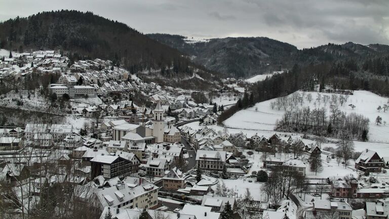 Dieses Bild zeigt eine Webcam-Aufnahme von Ottenhöfen, aufgenommen am Samstag, den 03.01.2026 um 13:10 Uhr