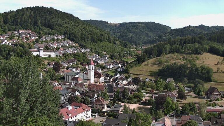Dieses Bild zeigt eine Webcam-Aufnahme von Ottenhöfen, aufgenommen am Montag, den 13.07.2026 um 17:40 Uhr
