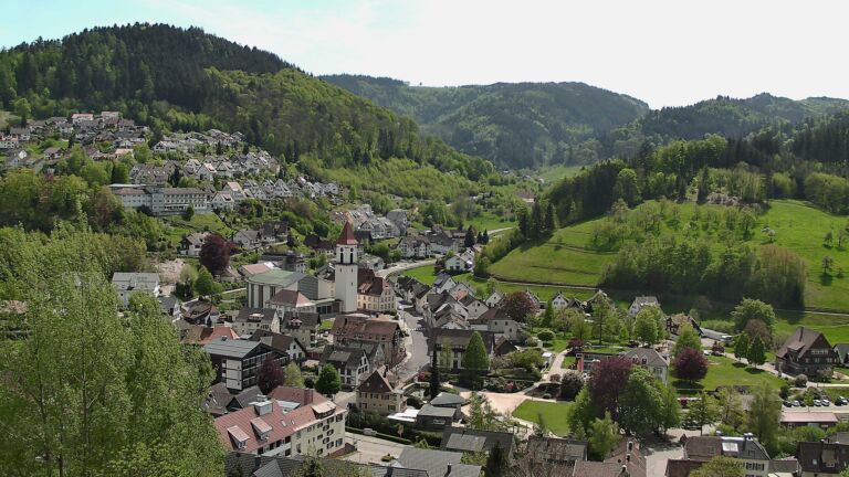 Dieses Bild zeigt eine Webcam-Aufnahme von Ottenhöfen, aufgenommen am Montag, den 27.04.2026 um 13:50 Uhr