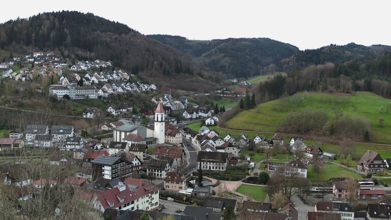 Dieses Bild zeigt eine Webcam-Aufnahme von Ottenhöfen, aufgenommen am Sonntag, den 05.04.2026 um 08:00 Uhr