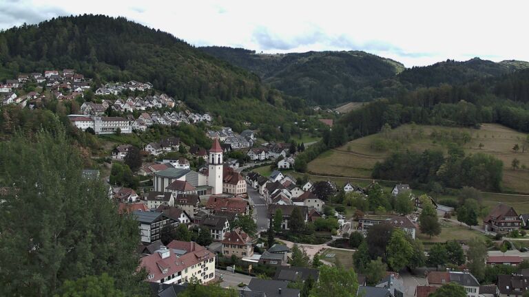 Dieses Bild zeigt eine Webcam-Aufnahme von Ottenhöfen, aufgenommen am Freitag, den 28.08.2026 um 17:20 Uhr