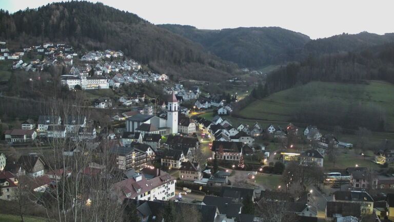 Dieses Bild zeigt eine Webcam-Aufnahme von Ottenhöfen, aufgenommen am Donnerstag, den 18.12.2025 um 17:00 Uhr