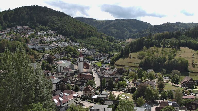 Dieses Bild zeigt eine Webcam-Aufnahme von Ottenhöfen, aufgenommen am Dienstag, den 01.09.2026 um 13:20 Uhr