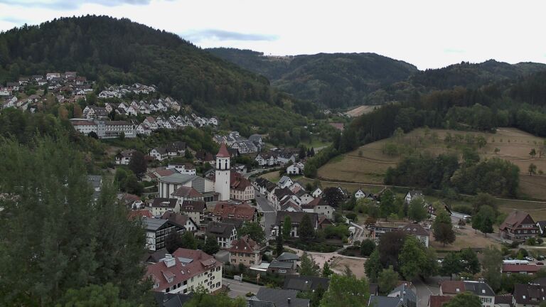Dieses Bild zeigt eine Webcam-Aufnahme von Ottenhöfen, aufgenommen am Dienstag, den 18.08.2026 um 13:00 Uhr