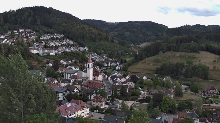 Dieses Bild zeigt eine Webcam-Aufnahme von Ottenhöfen, aufgenommen am Freitag, den 28.08.2026 um 19:40 Uhr