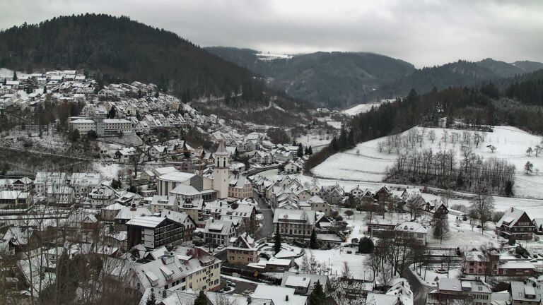 Dieses Bild zeigt eine Webcam-Aufnahme von Ottenhöfen, aufgenommen am Freitag, den 02.01.2026 um 10:50 Uhr