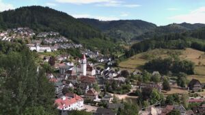 Dieses Bild zeigt eine Webcam-Aufnahme von Ottenhöfen, aufgenommen am Freitag, den 17.07.2026 um 17:50 Uhr