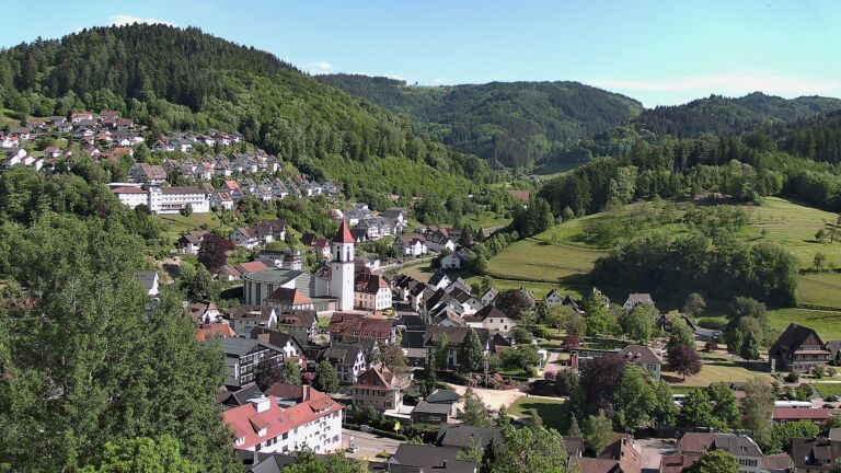 Dieses Bild zeigt eine Webcam-Aufnahme von Ottenhöfen, aufgenommen am Freitag, den 22.05.2026 um 17:20 Uhr