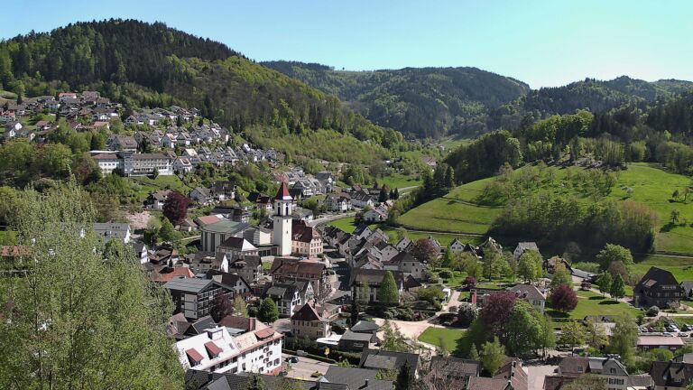 Dieses Bild zeigt eine Webcam-Aufnahme von Ottenhöfen, aufgenommen am Samstag, den 25.04.2026 um 15:20 Uhr