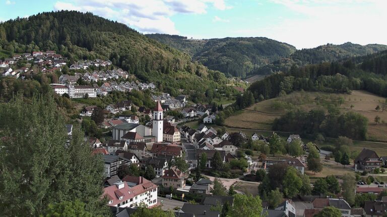 Dieses Bild zeigt eine Webcam-Aufnahme von Ottenhöfen, aufgenommen am Sonntag, den 23.08.2026 um 17:30 Uhr