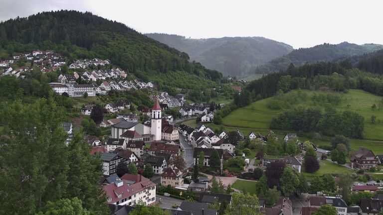 Dieses Bild zeigt eine Webcam-Aufnahme von Ottenhöfen, aufgenommen am Samstag, den 16.05.2026 um 13:00 Uhr