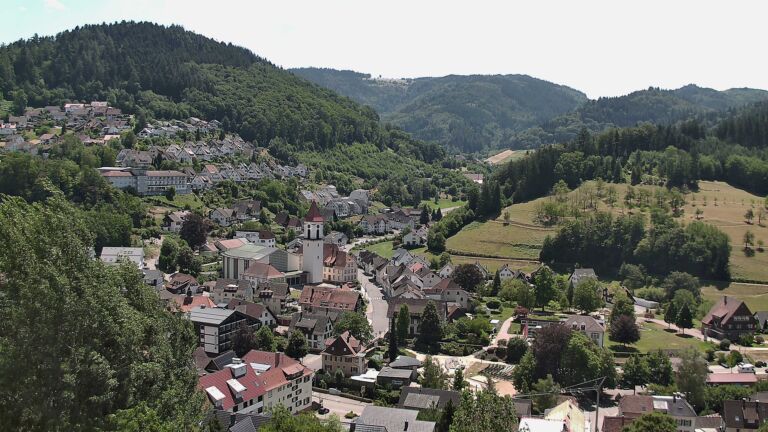 Dieses Bild zeigt eine Webcam-Aufnahme von Ottenhöfen, aufgenommen am Samstag, den 11.07.2026 um 13:30 Uhr