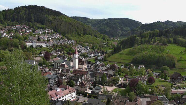 Dieses Bild zeigt eine Webcam-Aufnahme von Ottenhöfen, aufgenommen am Montag, den 27.04.2026 um 16:10 Uhr