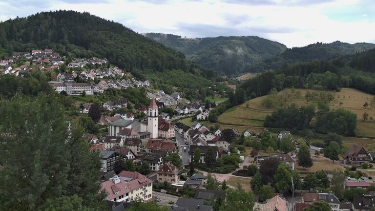 Dieses Bild zeigt eine Webcam-Aufnahme von Ottenhöfen, aufgenommen am Freitag, den 17.07.2026 um 16:10 Uhr