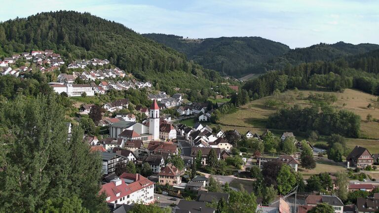 Dieses Bild zeigt eine Webcam-Aufnahme von Ottenhöfen, aufgenommen am Montag, den 13.07.2026 um 19:10 Uhr