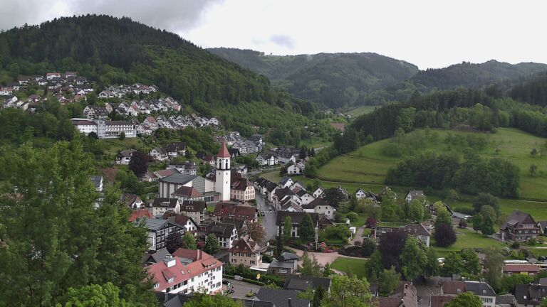 Dieses Bild zeigt eine Webcam-Aufnahme von Ottenhöfen, aufgenommen am Montag, den 18.05.2026 um 16:40 Uhr
