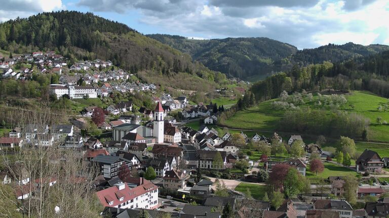 Dieses Bild zeigt eine Webcam-Aufnahme von Ottenhöfen, aufgenommen am Freitag, den 17.04.2026 um 17:50 Uhr