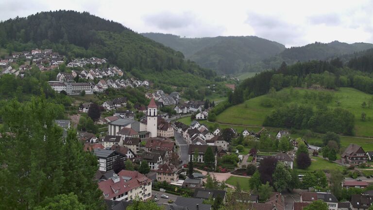 Dieses Bild zeigt eine Webcam-Aufnahme von Ottenhöfen, aufgenommen am Dienstag, den 05.05.2026 um 13:30 Uhr