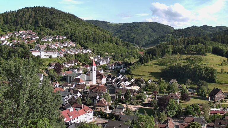Dieses Bild zeigt eine Webcam-Aufnahme von Ottenhöfen, aufgenommen am Montag, den 01.06.2026 um 18:30 Uhr