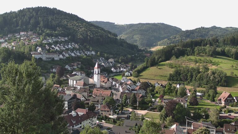 Dieses Bild zeigt eine Webcam-Aufnahme von Ottenhöfen, aufgenommen am Freitag, den 26.06.2026 um 08:20 Uhr