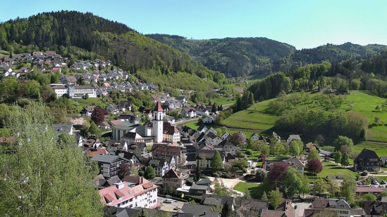 Dieses Bild zeigt eine Webcam-Aufnahme von Ottenhöfen, aufgenommen am Samstag, den 25.04.2026 um 16:10 Uhr