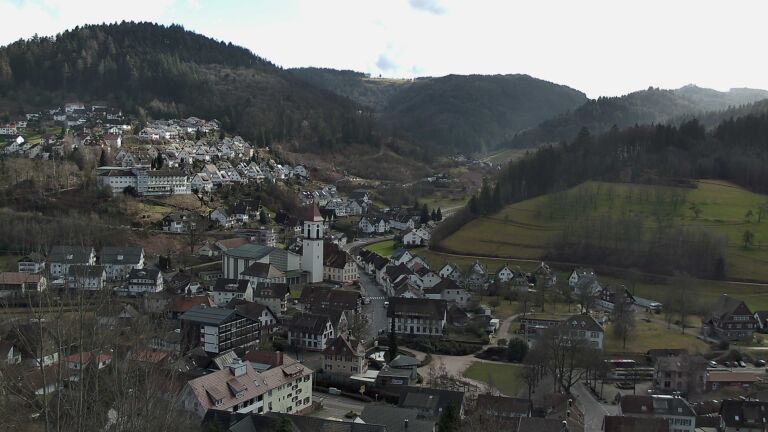 Dieses Bild zeigt eine Webcam-Aufnahme von Ottenhöfen, aufgenommen am Samstag, den 07.02.2026 um 13:50 Uhr