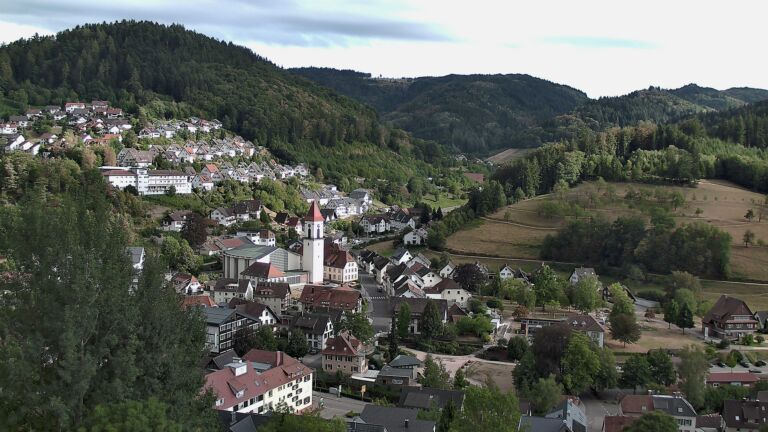 Dieses Bild zeigt eine Webcam-Aufnahme von Ottenhöfen, aufgenommen am Donnerstag, den 20.08.2026 um 18:10 Uhr