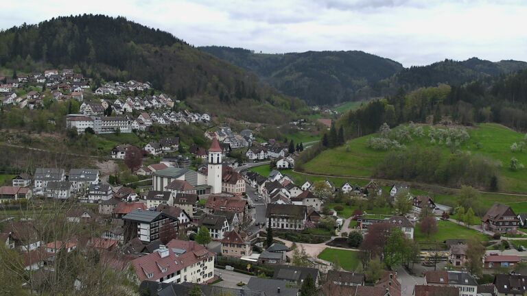 Dieses Bild zeigt eine Webcam-Aufnahme von Ottenhöfen, aufgenommen am Mittwoch, den 15.04.2026 um 17:10 Uhr