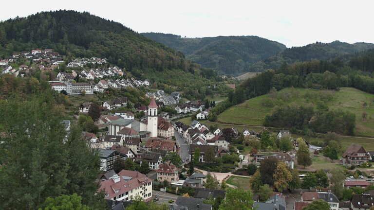 Dieses Bild zeigt eine Webcam-Aufnahme von Ottenhöfen, aufgenommen am Donnerstag, den 01.10.2026 um 12:30 Uhr