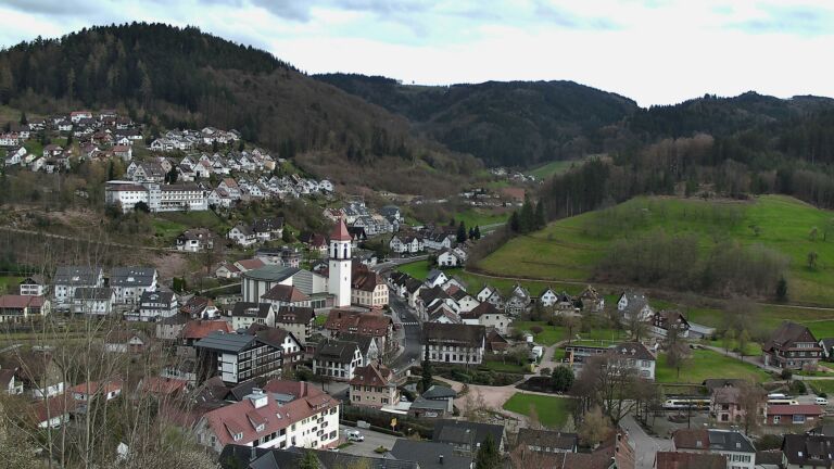 Dieses Bild zeigt eine Webcam-Aufnahme von Ottenhöfen, aufgenommen am Samstag, den 04.04.2026 um 18:00 Uhr