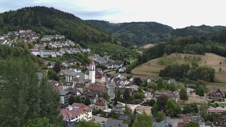 Dieses Bild zeigt eine Webcam-Aufnahme von Ottenhöfen, aufgenommen am Dienstag, den 18.08.2026 um 18:20 Uhr