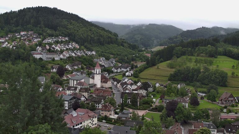 Dieses Bild zeigt eine Webcam-Aufnahme von Ottenhöfen, aufgenommen am Freitag, den 12.06.2026 um 13:20 Uhr
