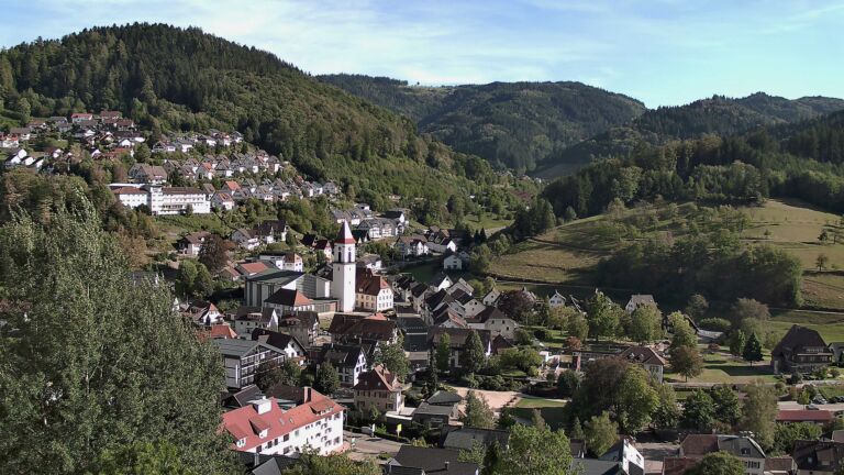 Dieses Bild zeigt eine Webcam-Aufnahme von Ottenhöfen, aufgenommen am Sonntag, den 06.09.2026 um 17:10 Uhr