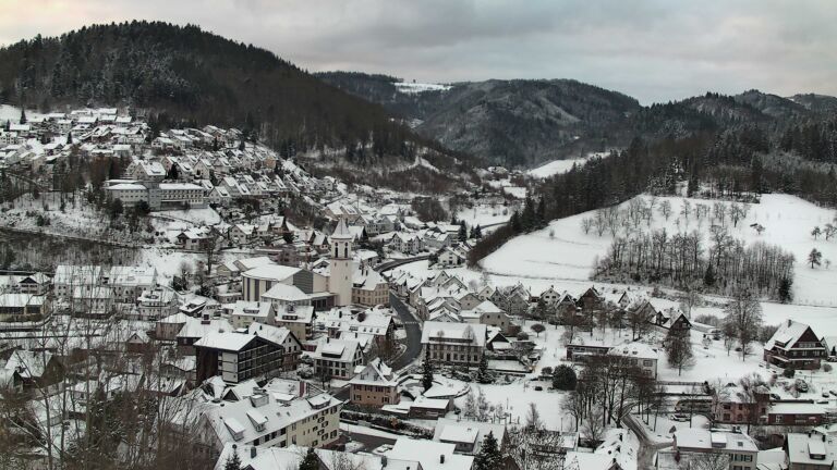 Dieses Bild zeigt eine Webcam-Aufnahme von Ottenhöfen, aufgenommen am Sonntag, den 04.01.2026 um 08:40 Uhr