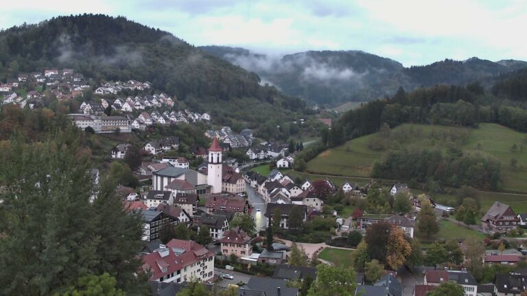 Dieses Bild zeigt eine Webcam-Aufnahme von Ottenhöfen, aufgenommen am Samstag, den 17.10.2026 um 18:30 Uhr