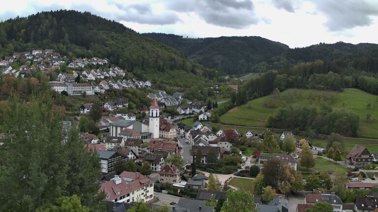 Dieses Bild zeigt eine Webcam-Aufnahme von Ottenhöfen, aufgenommen am Samstag, den 24.10.2026 um 13:50 Uhr