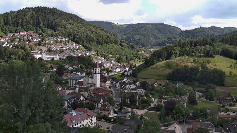 Dieses Bild zeigt eine Webcam-Aufnahme von Ottenhöfen, aufgenommen am Mittwoch, den 01.07.2026 um 17:30 Uhr