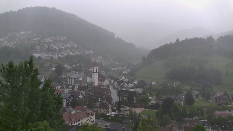 Dieses Bild zeigt eine Webcam-Aufnahme von Ottenhöfen, aufgenommen am Sonntag, den 10.05.2026 um 18:10 Uhr